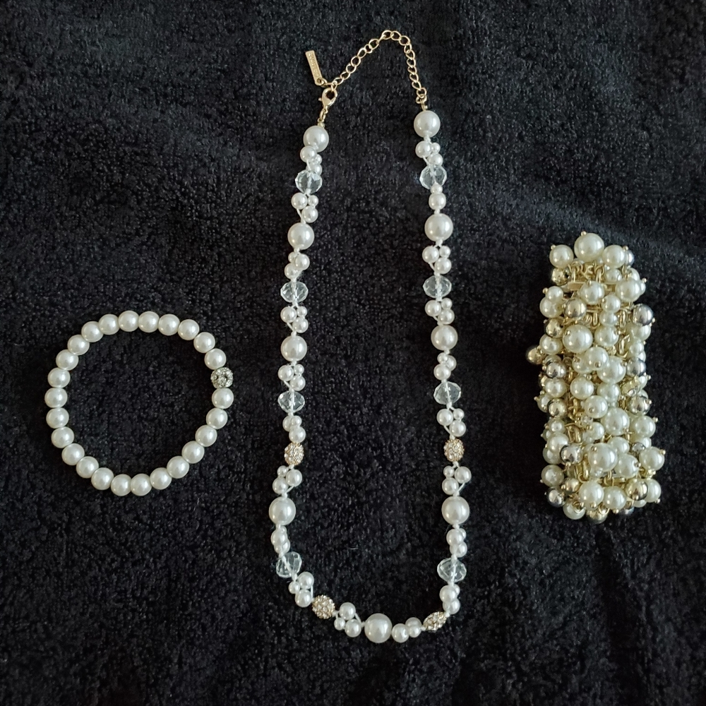Pearl necklace and bracelet set